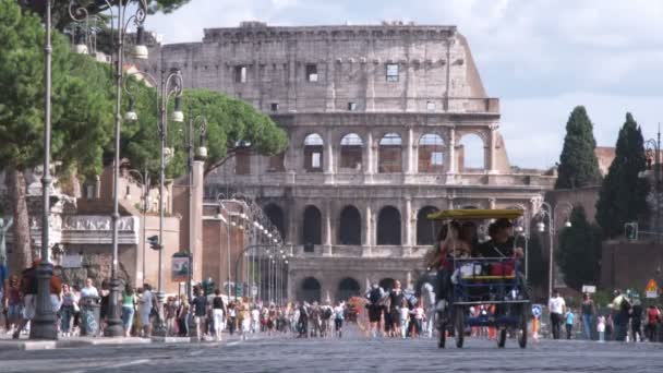 Rom Italien Maj 2012 Ett Skott Människor Trampa Vagn Från — Stockvideo