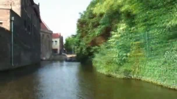 ベルギー ブルージュ運河を行く船から時間経過 — ストック動画