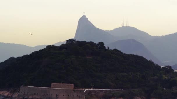 遥远的跟踪拍摄的基督救世主雕像在里约热内卢 巴西从直升机上拍摄 — 图库视频影像