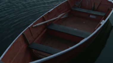 Kırmızı, ahşap kayık yavaşça akşam dalgalar ve gelgit hareket Rockport Harbor. Rockport, Massachusetts.