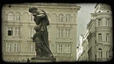 Viyana'da bir avluda bir heykel bir kadeh. Vintage stilize video klip.