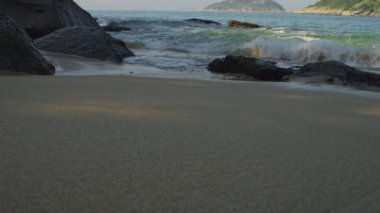 Ağır çekim shot kırmızı Beach deki Rio buzlu çökmesini dalgaları.