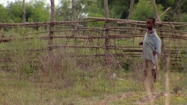 Afrika, Kenya - Ağustos 2010 yaklaşık: Geniş atış kulübe çocuğa pan