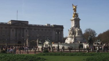 Yaklaşık Ekim, 2011 - Londra, İngiltere: Buckingham Sarayı'na ve Londra'nın heykel insanlar orta çekim