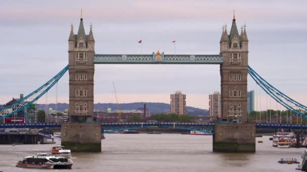 Timelapse Estacionario Tower Bridge Londres Día Nublado Hay Tráfico Puente — Vídeos de Stock