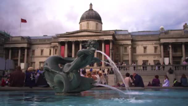 Londres Octubre 2011 Primer Plano Estacionario Estatua Hombre Pez Escupiendo — Vídeos de Stock