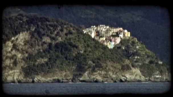 港の向こうから撮影された山頂のイタリアのビーチタウンの極端なワイドショット ヴィンテージ様式化ビデオクリップ — ストック動画