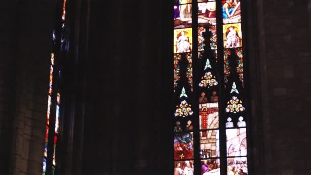 宽镜头的多彩染色玻璃窗口在米兰 意大利 — 图库视频影像