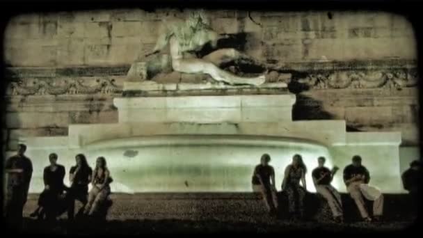 People Sitting Fountain Edge Fountain Attatched Tall Wall Ornate Designs — Stock Video