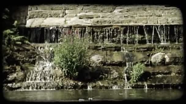 Fontanna Spada Skalistych Półek Tworzą Małe Wodospady Prowadzące Brązowy Cichy — Wideo stockowe