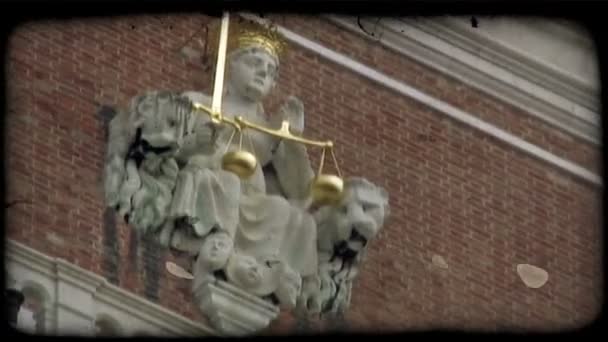 Uma Escultura Italiana Lado Edifício Segurando Uma Espada Ouro Uma — Vídeo de Stock
