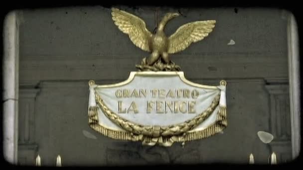 Снимок Золотого Знака Фасаде Итальянского Театра Вывеске Написано Gran Teatro — стоковое видео
