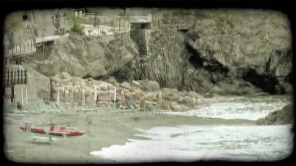 Falom Przed Opuszczonej Plaży Starodawny Stylizowane Klip Wideo — Wideo stockowe