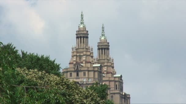 Záběr Dvou Věží Připomínající Budov New Yorku Nad Stromy — Stock video