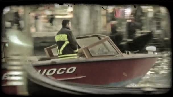 Tiro Barco Polícia Passando Vários Outros Barcos Canal Itália Vintage — Vídeo de Stock