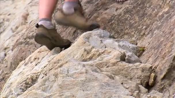 Scatto Alpinista Che Scende Dalla Parete Della Montagna — Video Stock