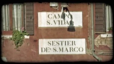 Campo S. Vida ve Sestier De S.Marco diyor başka bir konuda iki işaretleri vurulduğunu söylüyor. Vintage stilize video klip.