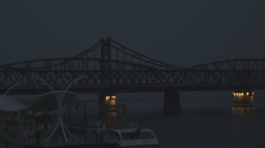 Dandong, Çin Kore Savaşı sırasında Amerikan uçakları tarafından bombalandı geceleri, Çin-Kuzey Kore dostluk Köprüsü yok