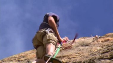 Bir dağ tırmanma dağ yüzünü kadeh