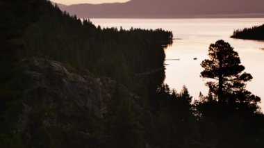 Tahoe Gölü'ne bakan siluetli bir uçurumun statik görüntüsü alacakaranlıkta. Emerald Bay State Park, Lake Tahoe, Kaliforniya'da vuruldu.