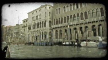 Bir gondol olarak bir çekim Venedik canal yolculukları. Vintage stilize video klip
