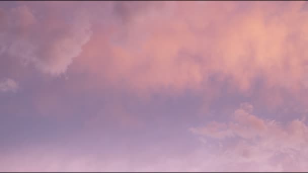 Roze Gekleurde Wolken Doorlopen Een Blauwe Hemel Heel Langzaam Een — Stockvideo