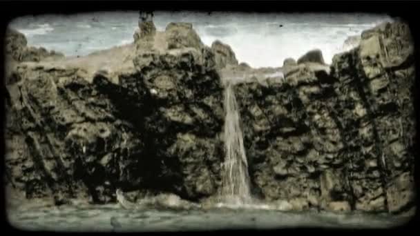 Волны Разбиваются Скалы Италии Винтажный Стилизованный Видеоклип — стоковое видео