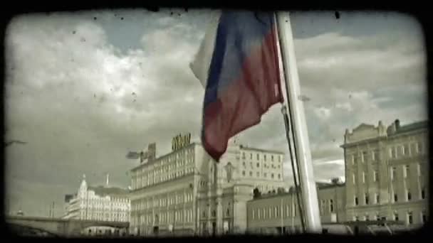 Российский Флаг Прикрепленный Концу Лодки Развевается Ветру Другой Лодкой Ним — стоковое видео