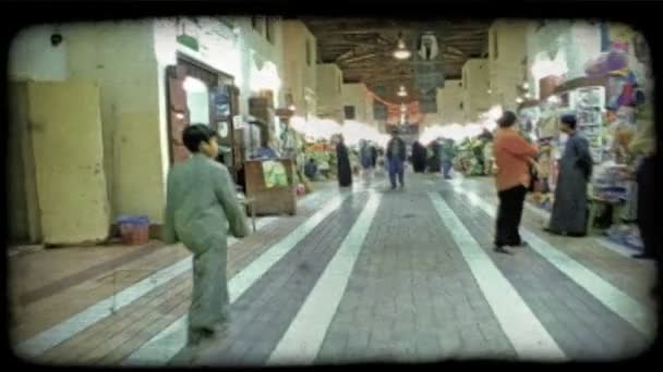 Ходячий Снимок Людей Проходящих Через Рынок Кувейта Винтажный Стилизованный Видеоклип — стоковое видео