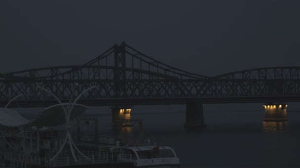 Зруйнований Міст Дружби Китай Північна Корея Вночі Бомбили Американський Літаками — стокове відео