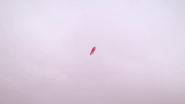 远距离拍摄的孤独的滑翔伞 在天空中瑞士纺纱 镜头跟随滑翔伞的运动 — 图库视频影像