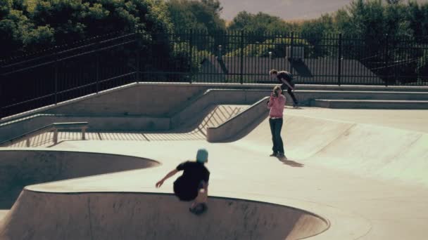 Aufnahme Von Skatern Die Ein Paar Tricks Einem Skatepark Machen — Stockvideo