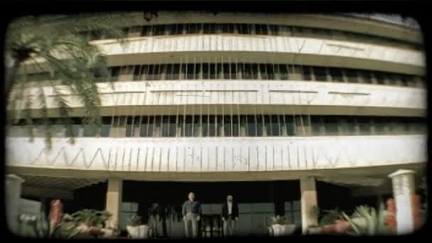 Dos Hombres Kuwait Salen Edificio Vintage Clip Vídeo Estilizado — Vídeos de Stock