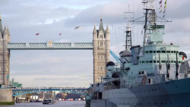 Vista Estacionária Navio Grande Passa Sob Ponte Torre Londres Inglaterra — Vídeo de Stock