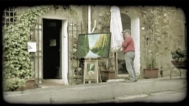 Ένας Άνθρωπος Προετοιμάζει Του Umbralla Έξω Από Μαγαζί Του Ιταλικού — Αρχείο Βίντεο
