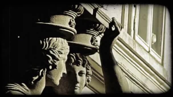 Primer Plano Una Estatua Dos Mujeres Vintage Clip Vídeo Estilizado — Vídeos de Stock