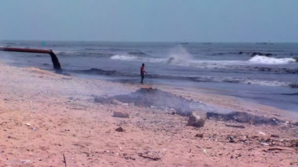 Wide Shot Polluted Beach Kid Background Africa — Stock Video