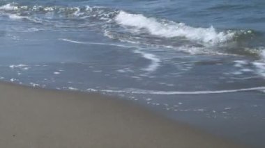 Punta Ala, İtalya kumlu bir plaj üzerinde dalgaların orta atış.