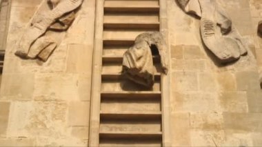 Jacob's ladder Bath, İngiltere'de bir kilise üzerinde bir heykeli kadeh yukarı eğimli