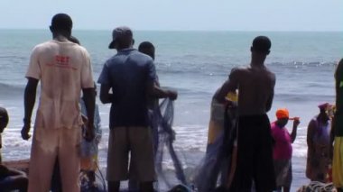 Afrika, Kenya - Ağustos 2010 yaklaşık: İnsanlar sahilde Balık ağı orta çekim