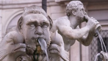 Bir tek taş heykellerin bir çeşme Roma İtalya.