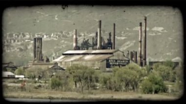 Eski, rustik enerji bitki uzun boylu daire ile yığın borular ve 