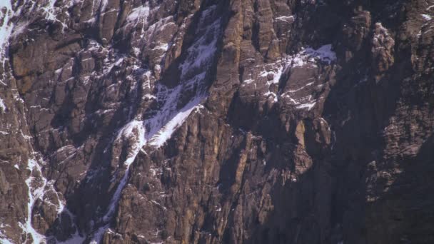 Sebuah Gambar Statis Dari Sisi Gunung Tandus Ditutupi Dengan Salju — Stok Video