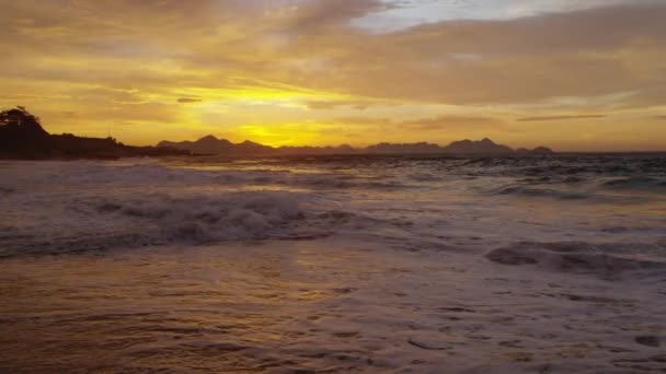 Mouvement Lent Suivi Marée Arrivant Sur Plage Diable Praia Diabo — Video