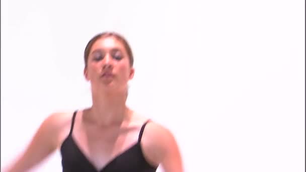 Aufnahme Einer Ballerina Schwarz Die Auf Weißem Hintergrund Tanzt — Stockvideo