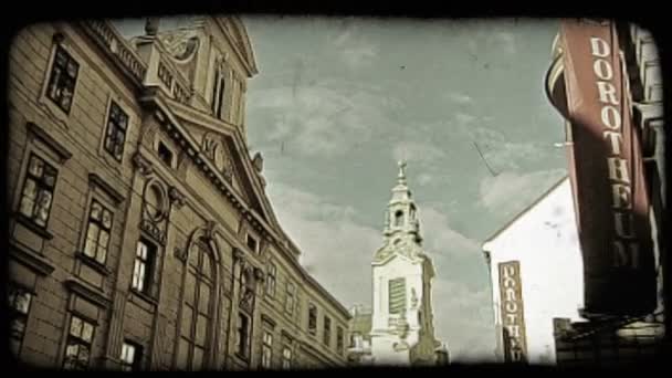 Skott Ett Kyrkans Torn Bakom Byggnad Wien Vintage Stiliserade Videoklipp — Stockvideo