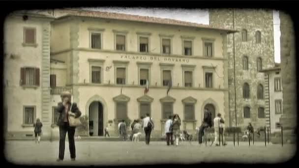 Plan Ensemble Personnes Marchant Travers Une Place Italie Vintage Stylisé — Video