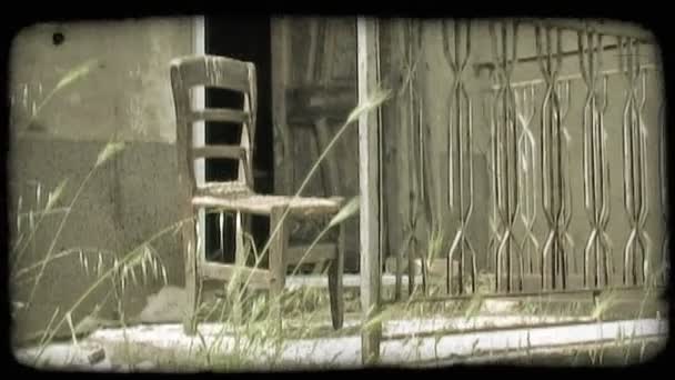 Ein Bild Eines Alten Stuhls Vor Der Haustür Eines Italienischen — Stockvideo