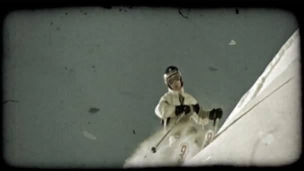 Mann Mit Helm Schutzbrille Und Brauner Brauner Und Weißer Skikleidung — Stockvideo