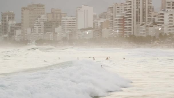 카메라는 레블론의 해안선 리우데자네이루 브라질 파도를 서퍼를 따릅니다 해변을 사람들이 — 비디오